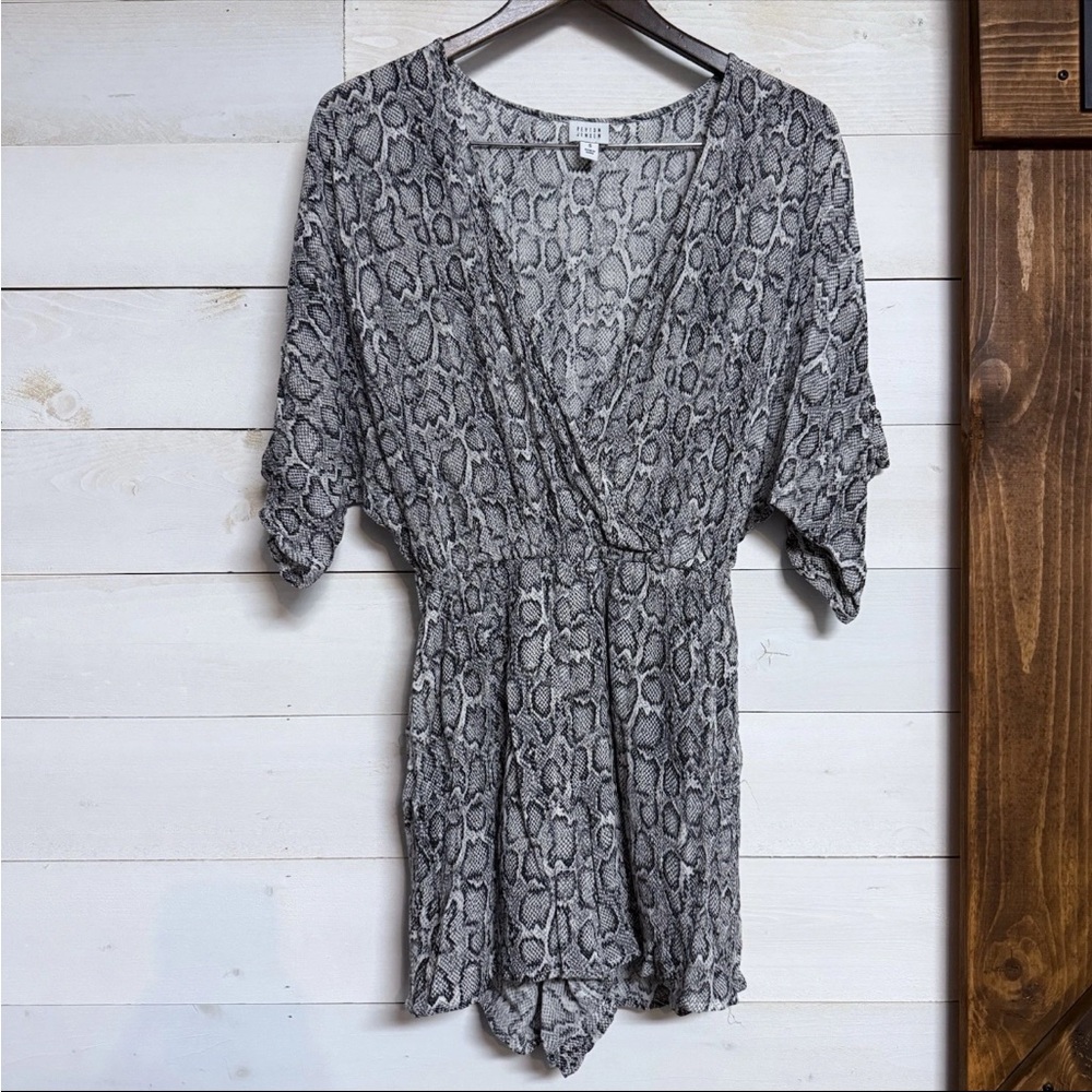 Peyton Jensen Snake Print Romper Size Small‎ Gray V-Neck Short Sleeve